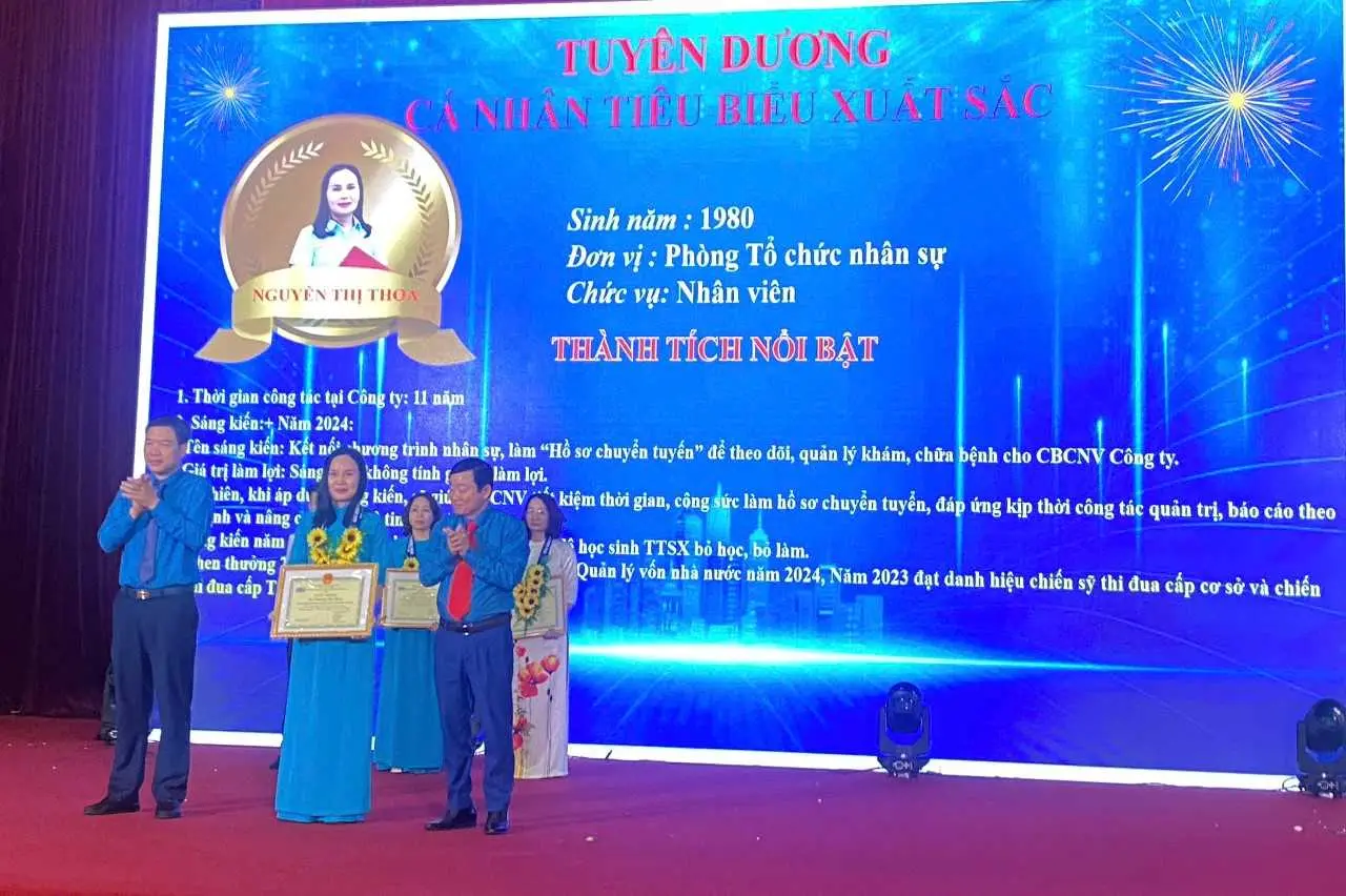 Nhân viên Nguyễn Thị Thoa của Than Núi Béo được tuyên dương vì đóng góp trong công tác tuyển sinh nghề mỏ