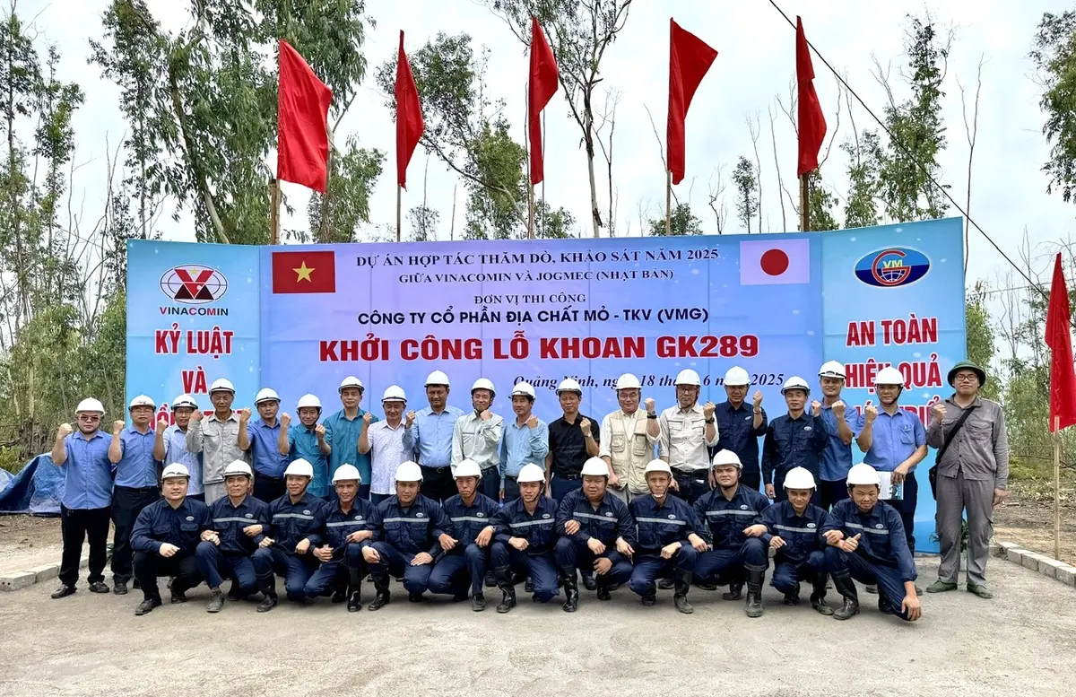 Tổ đội công nhân Địa chất mỏ TKV đội mũ bảo hộ tại công trường