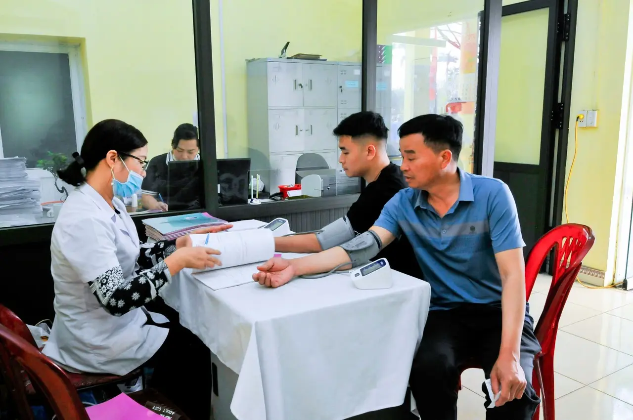 Nhân viên y tế kiểm tra huyết áp cho công nhân Tuyển than Cửa Ông trong đợt khám sức khỏe định kỳ