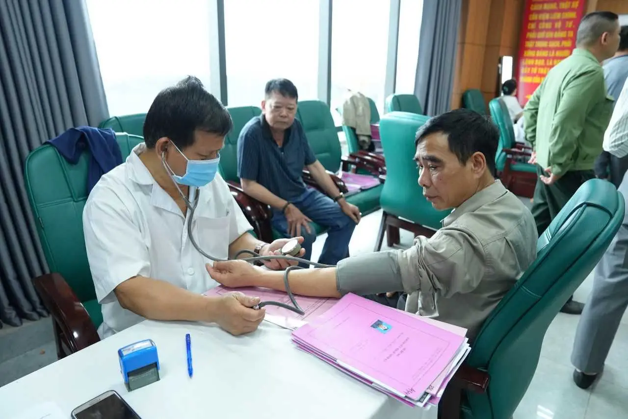 Nhân viên y tế kiểm tra sức khỏe cho công nhân Kho vận và cảng Cẩm Phả trong đợt khám định kỳ