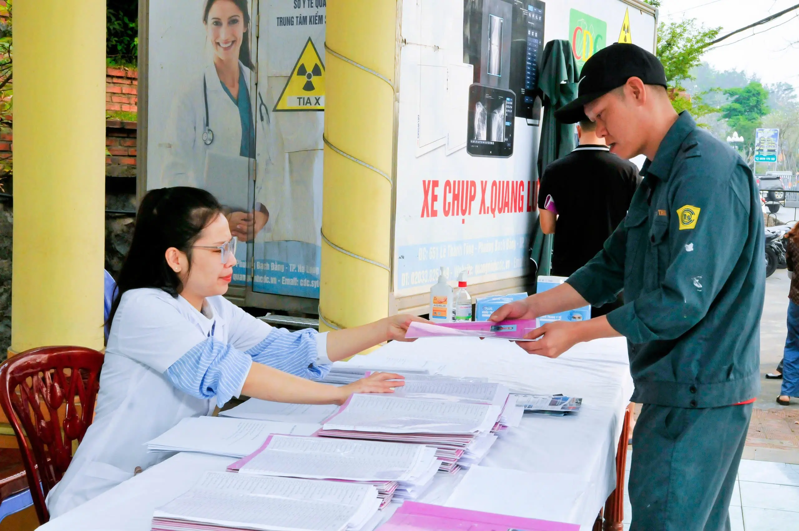 Công nhân Tuyển than Cửa Ông nhận hồ sơ trong đợt khám sức khỏe định kỳ