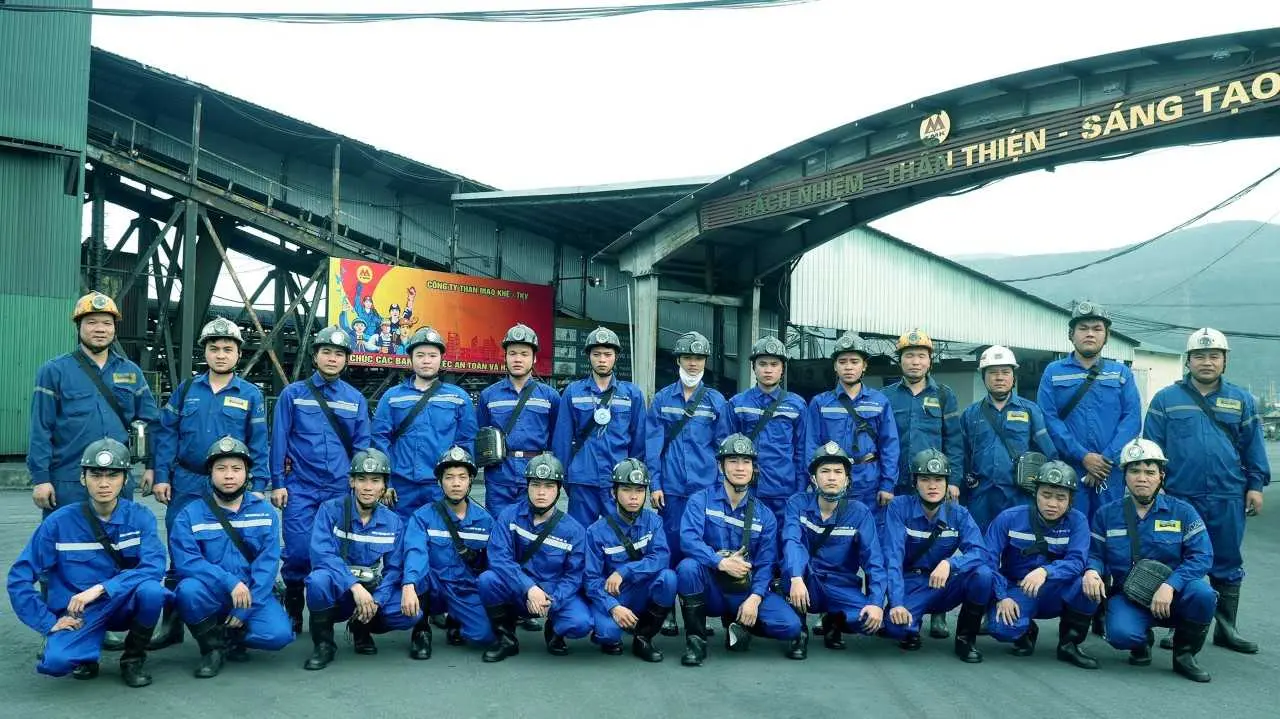 Học sinh nghề mỏ mặc đầy đủ bảo hộ trước khi tham gia chương trình thực tế tại Than Khe Chàm