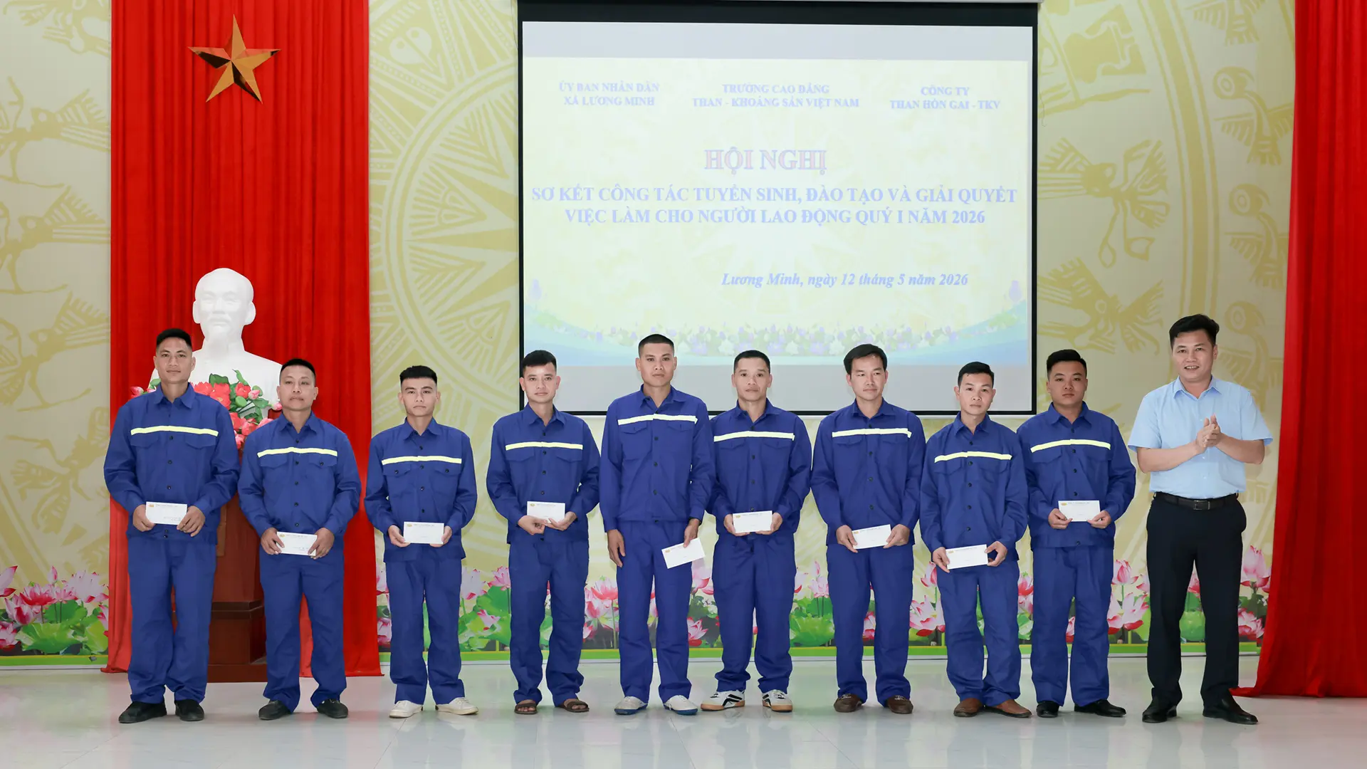 Học sinh nghề mỏ tại hội nghị tuyển sinh, đào tạo và giải quyết việc làm ở xã Lương Minh
