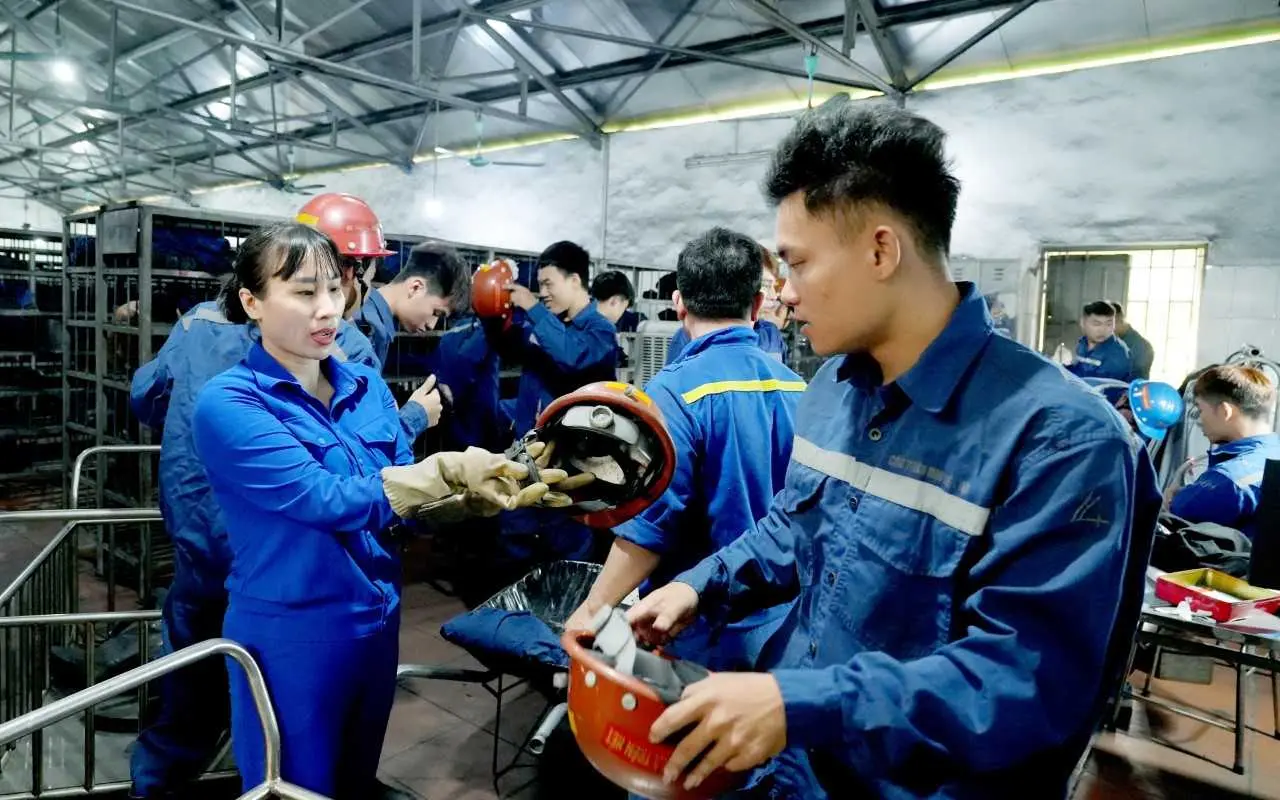 Học sinh nghề mỏ tại Than Mạo Khê được hướng dẫn sử dụng mũ và trang bị bảo hộ trước khi xuống lò