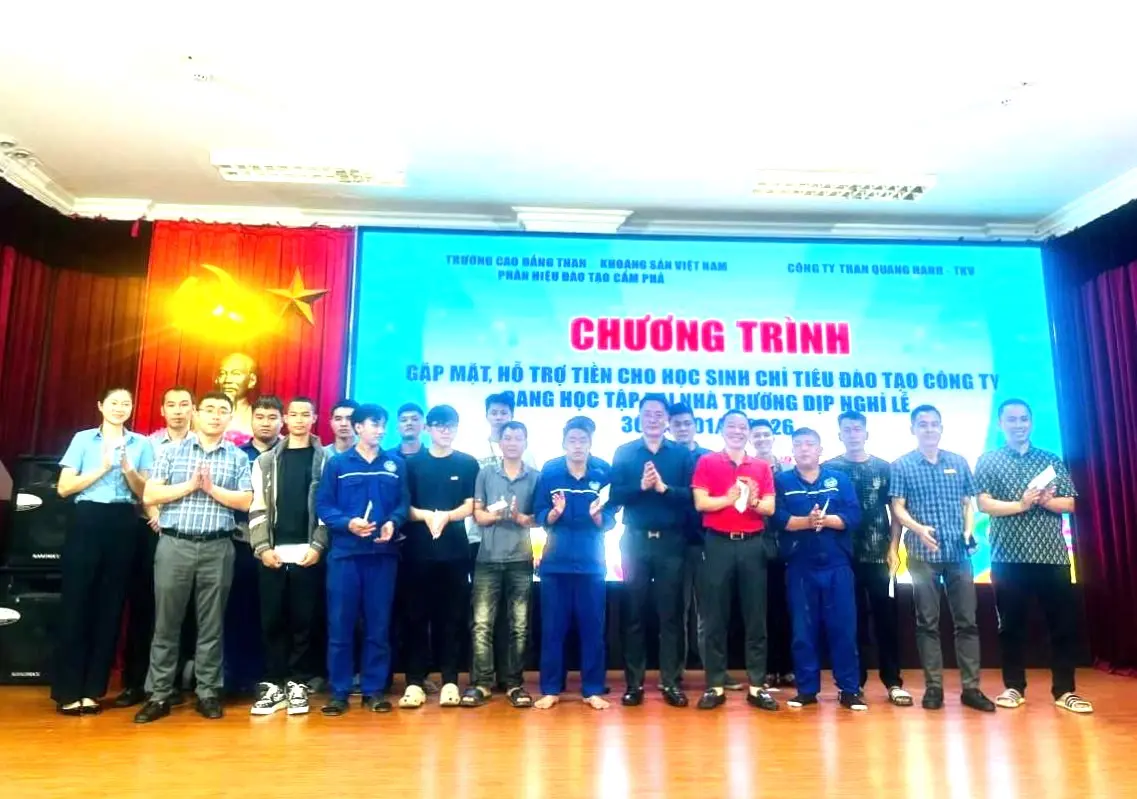 Học sinh nghề mỏ tại chương trình gặp mặt do Công ty Than Quang Hanh - TKV phối hợp tổ chức