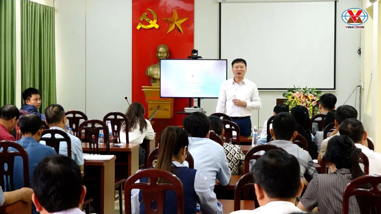 Người lao động dự hội nghị phối hợp tuyển dụng của Than Núi Béo tại xã Quảng La, Quảng Ninh