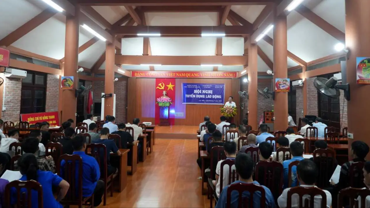 Người lao động tham dự hội nghị tuyển dụng của Công ty Than Hạ Long TKV