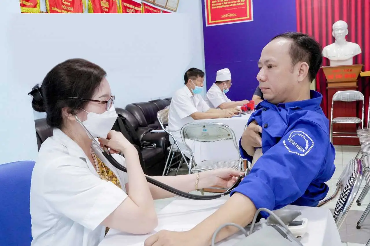 Bác sĩ kiểm tra sức khỏe cho người lao động Than Vàng Danh trong đợt khám định kỳ năm 2026