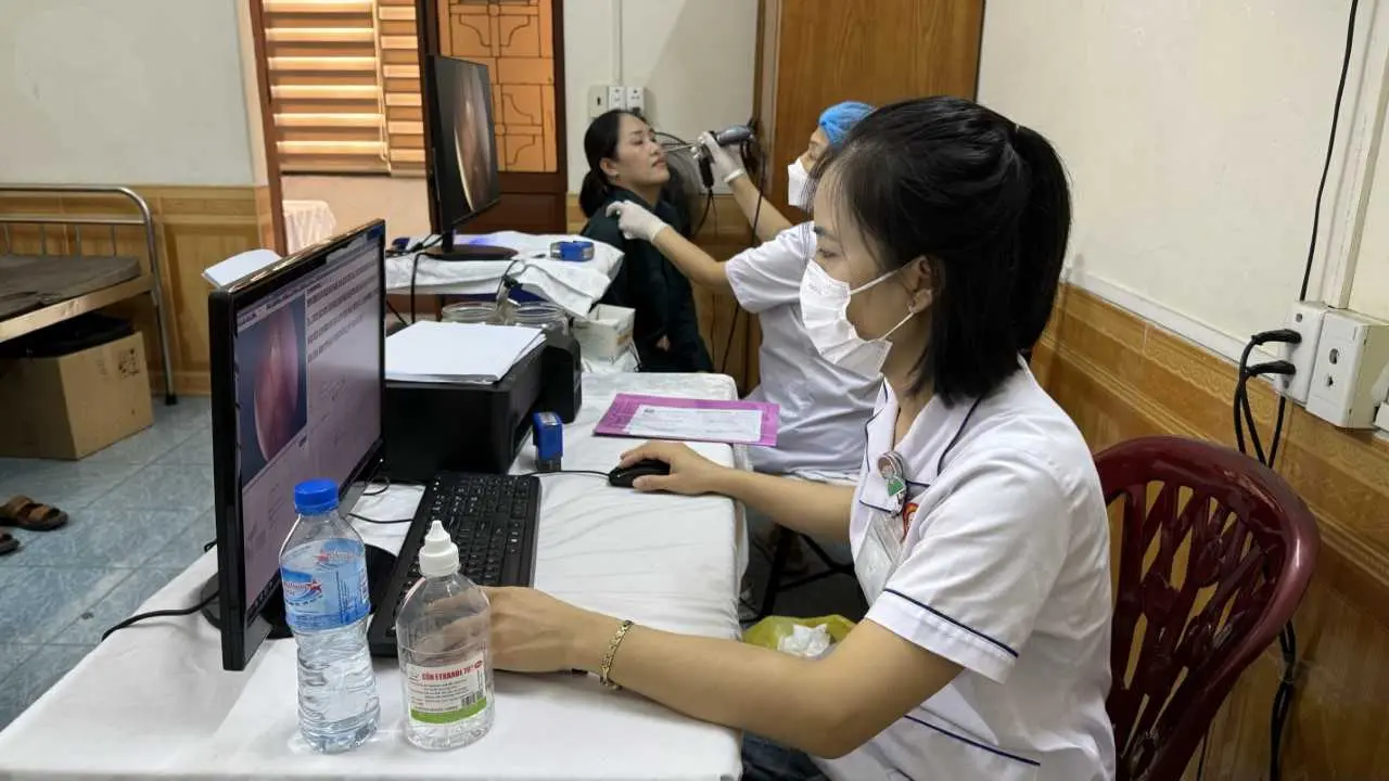 Nhân viên y tế khám sức khỏe định kỳ cho người lao động Tuyển than Cửa Ông