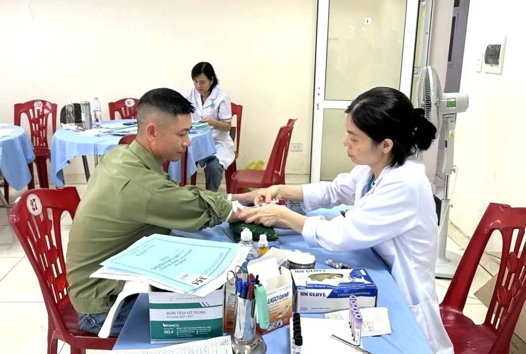 Nhân viên y tế lấy mẫu xét nghiệm cho người lao động trong đợt khám sức khỏe ngành Than năm 2026