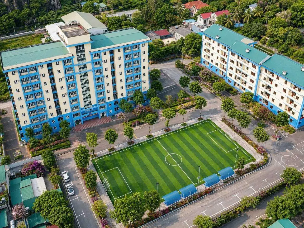 Toàn cảnh khu nhà ở và sân thể thao của Công ty Than Dương Huy tại Quảng Ninh