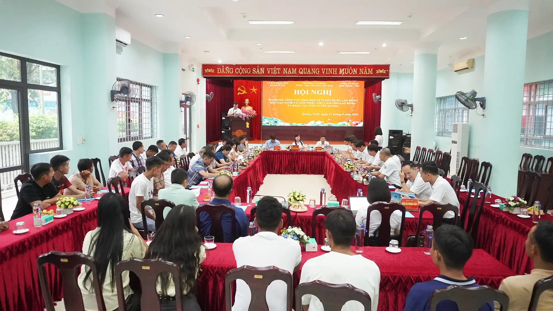 Người lao động và cán bộ tuyển sinh dự hội nghị phối hợp đào tạo nghề tại xã Khâu Vai, tỉnh Tuyên Quang