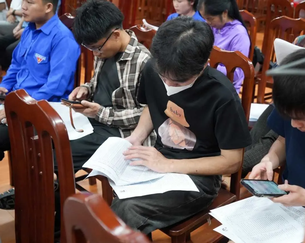 Học sinh và thanh niên tìm hiểu thông tin học nghề tại chương trình tư vấn của Than Hạ Long TKV