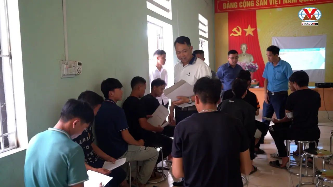 Cán bộ Than Quang Hanh hướng dẫn hồ sơ cho người lao động tại buổi tư vấn tuyển sinh nghề mỏ ở Tuyên Quang