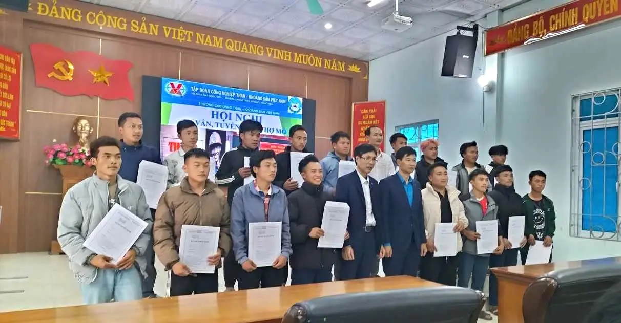 Ứng viên cầm hồ sơ tại hội nghị tư vấn tuyển sinh nghề mỏ của Than Thống Nhất ở Lai Châu